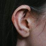 İşitme nasıl gerçekleşir? Kulak yapısı, işitme siniri ve beynin rolünü hasta dostu anlatımla keşfedin.